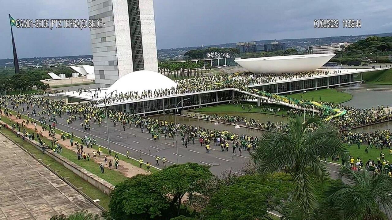 Manifestantes invadindo o Palácio do Congresso Nacional em 8 de janeiro de 2023, em Brasília